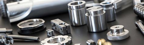CNC fræsning, CNC drejning og centerless slibning.